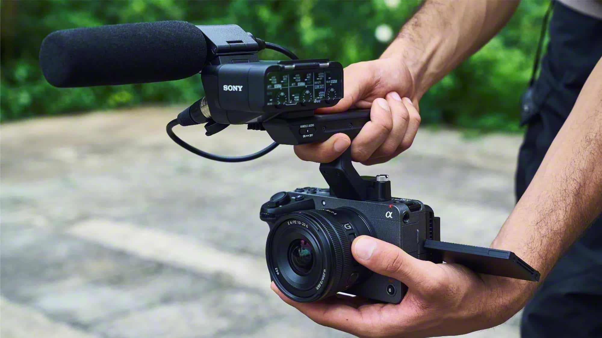 Máy quay Sony FX30 với XLR Handle