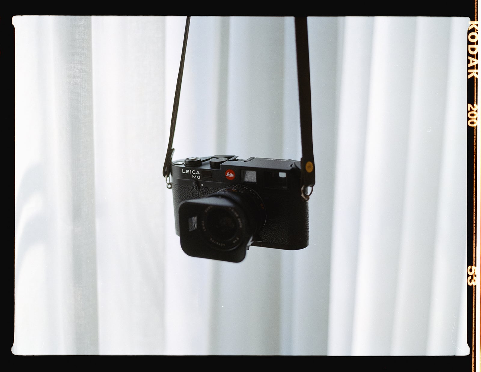Leica mở bán trở lại máy ảnh film M6 huyền thoại với nâng cấp viewfinder, chất liệu hoàn thiện và giá bán 5.295 USD