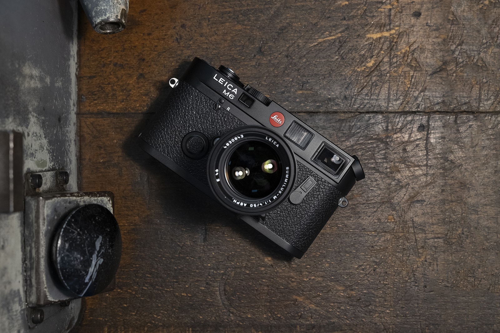 Leica mở bán trở lại máy ảnh film M6 huyền thoại với nâng cấp viewfinder, chất liệu hoàn thiện và giá bán 5.295 USD