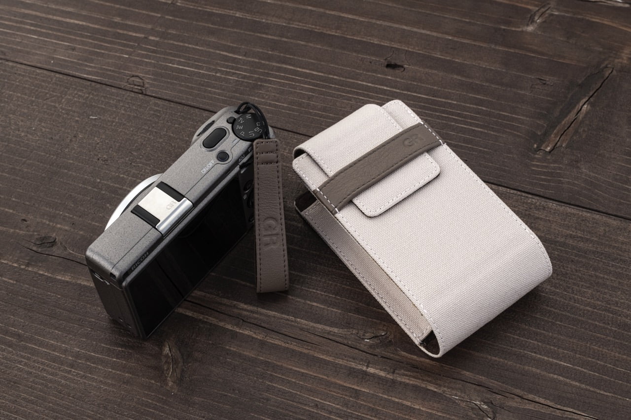 Ricoh ra mắt GR III phiên bản Diary Edition với case đựng và dây đeo độc quyền