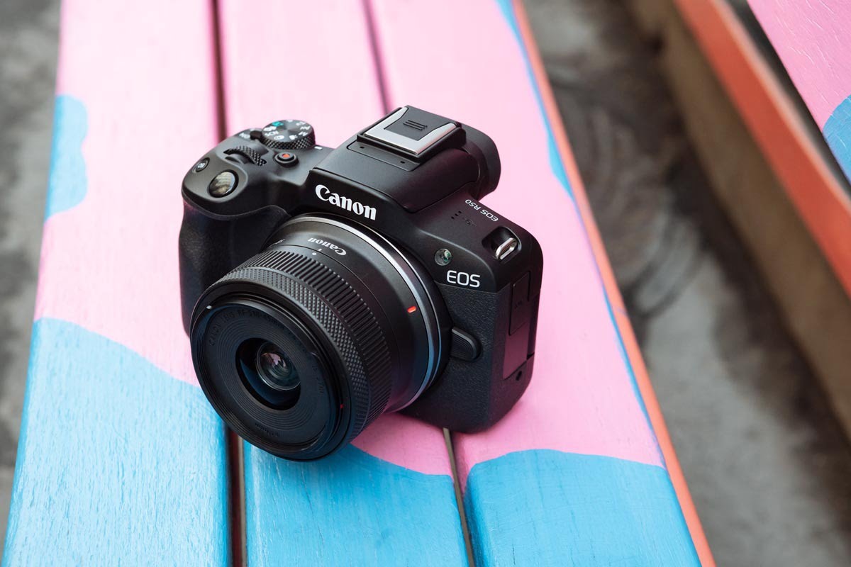 Canon ra mắt máy ảnh EOS R50 nhỏ gọn như M50 và sử dụng ngàm RF