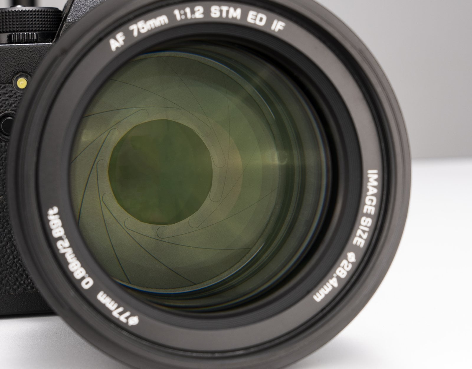 Viltrox ra mắt ống kính AF 75mm F1.2 cho Fujifilm X mới