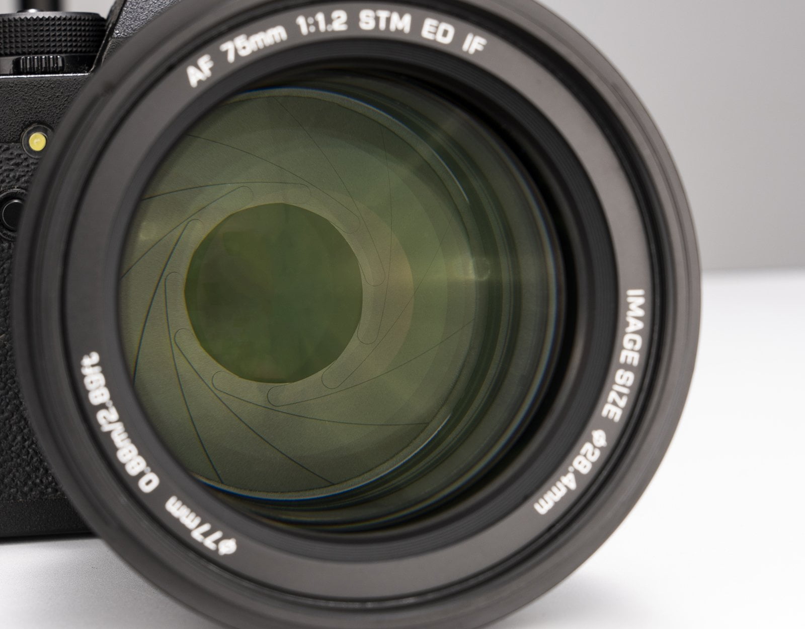 Viltrox AF 75mm F1 2 04