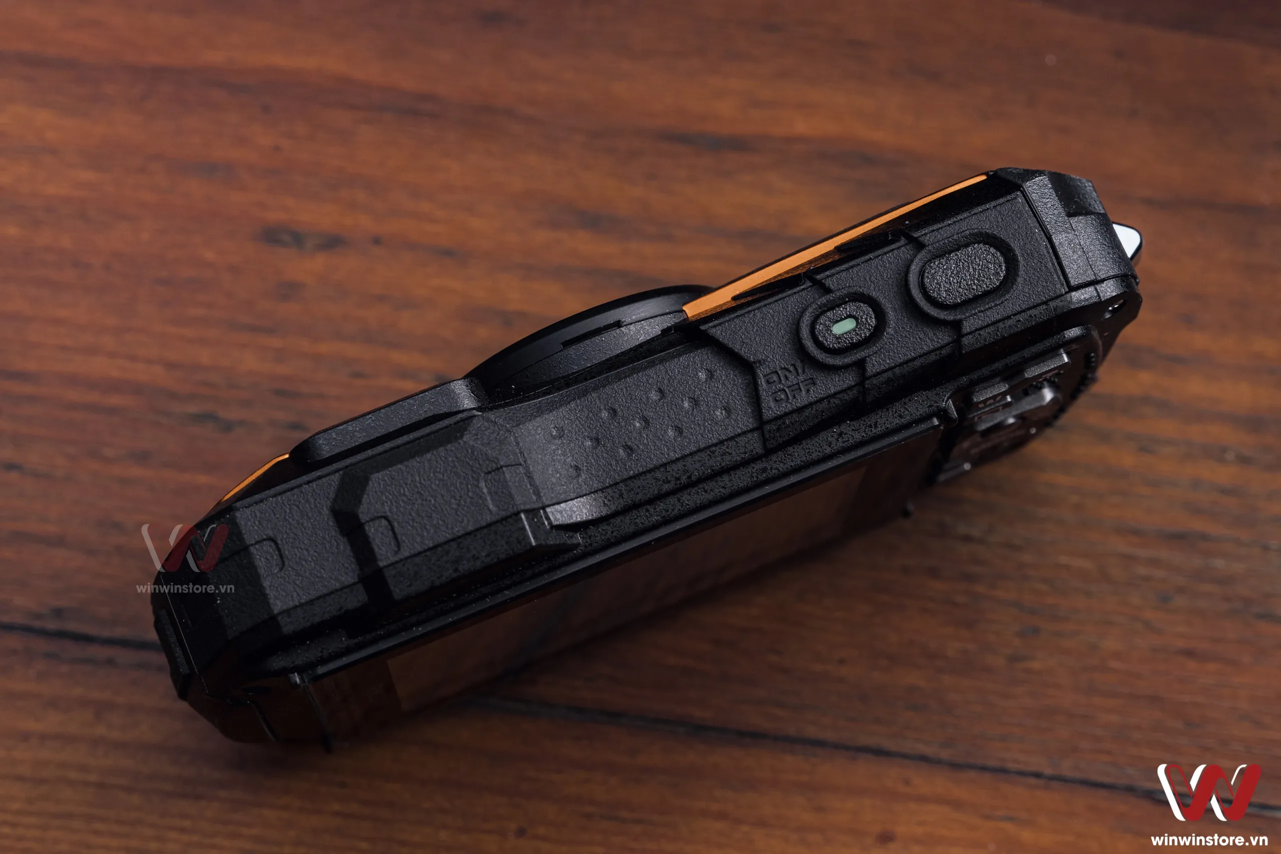 Trên tay máy ảnh compact chống nước Ricoh WG-80 bền bỉ cho các nhu cầu chụp đặc biệt