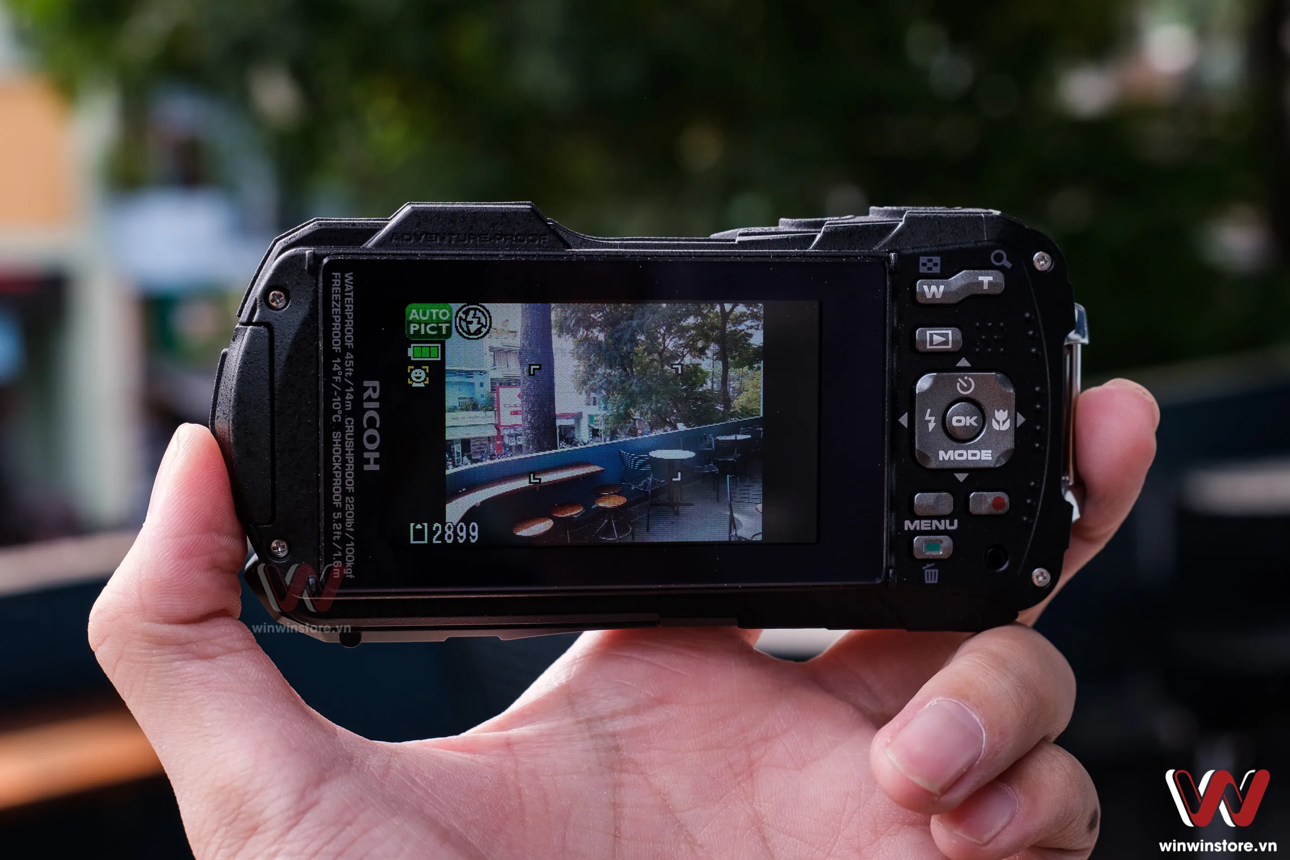 Trên tay máy ảnh compact chống nước Ricoh WG-80 bền bỉ cho các nhu cầu chụp đặc biệt