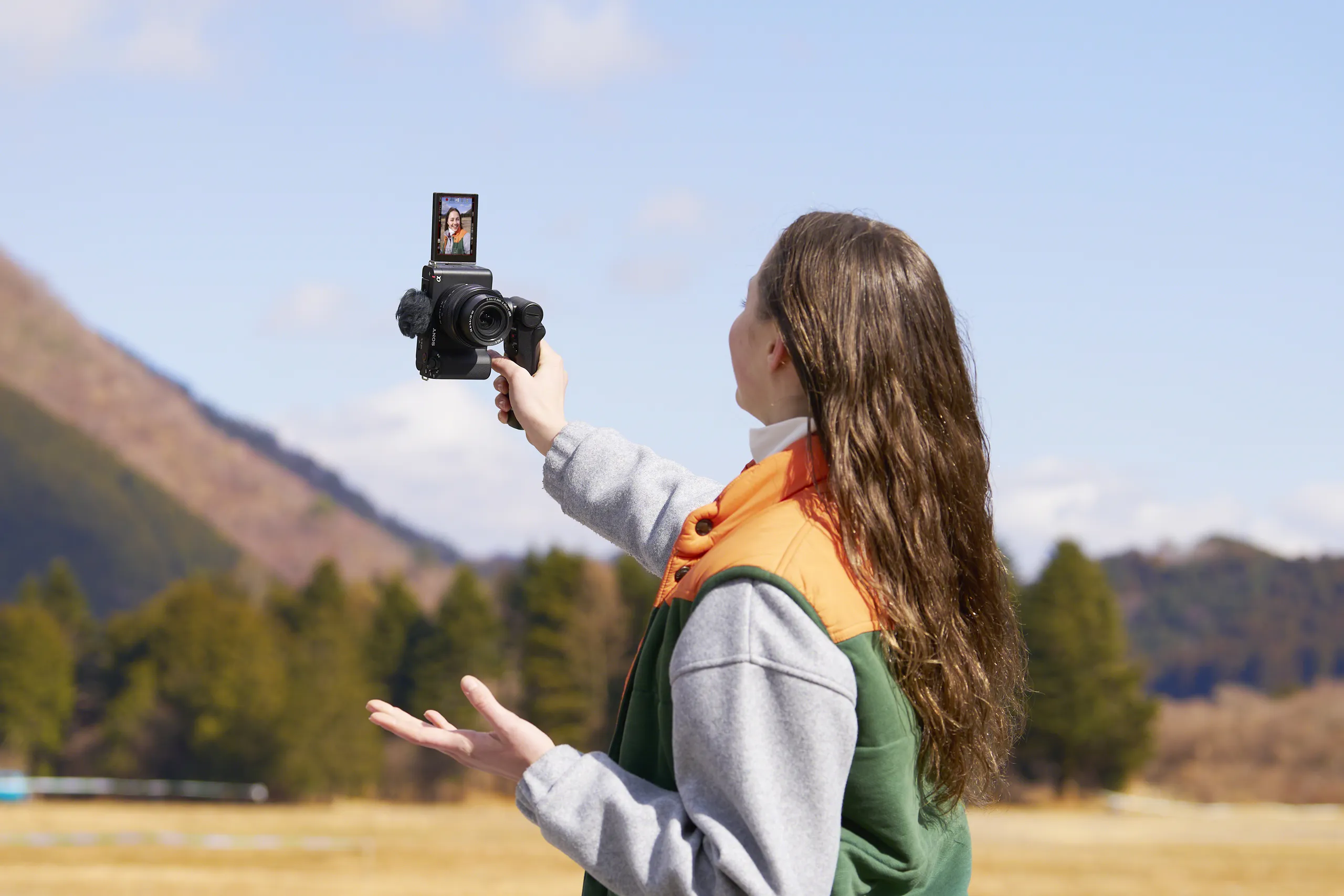 ZV E1 BK SEL2860 selfie vertical