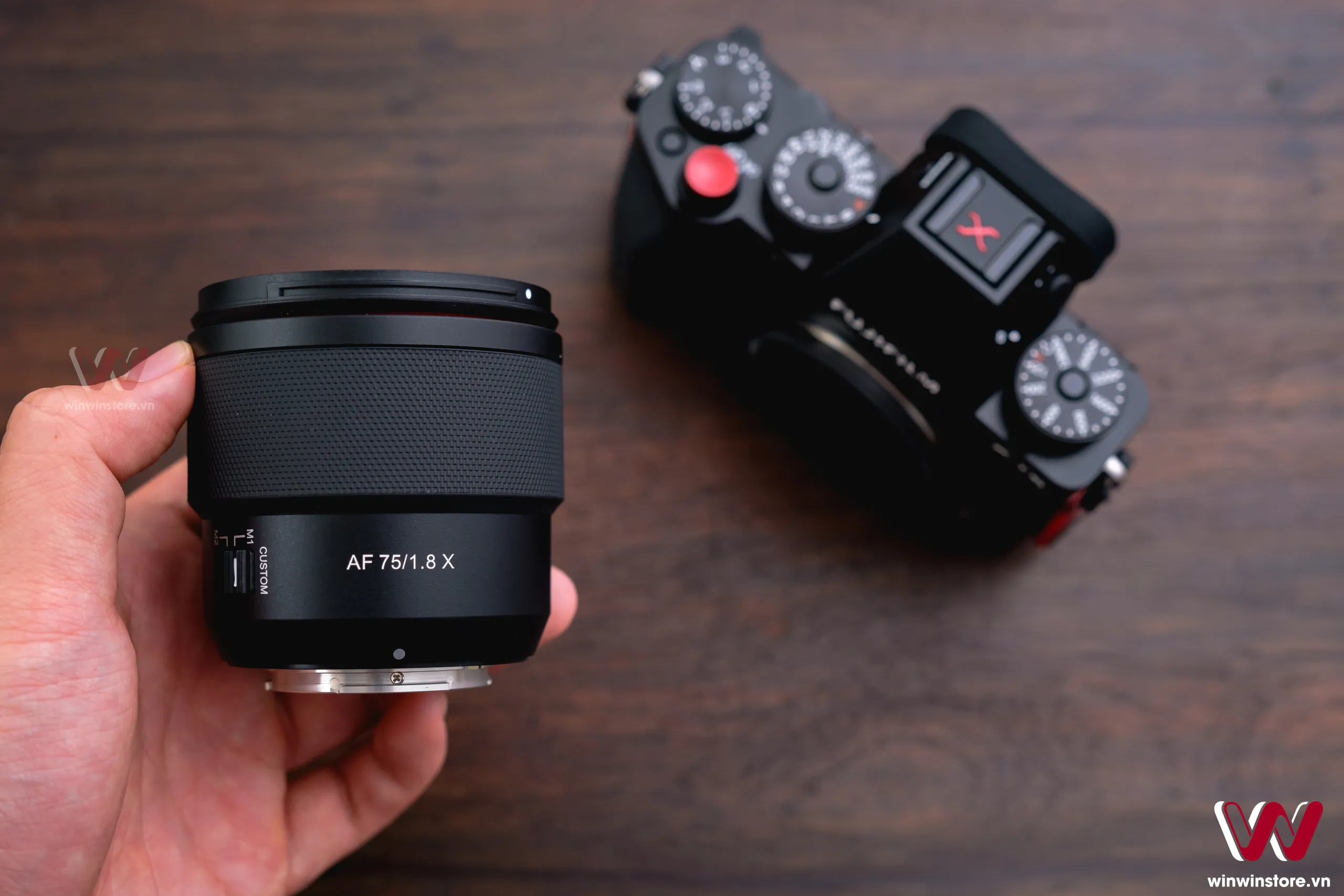 Trên tay ống kính Samyang 75mm F1.8 cho Fujifilm X: Gọn nhẹ, chống chịu thời tiết, giá 9.9 triệu