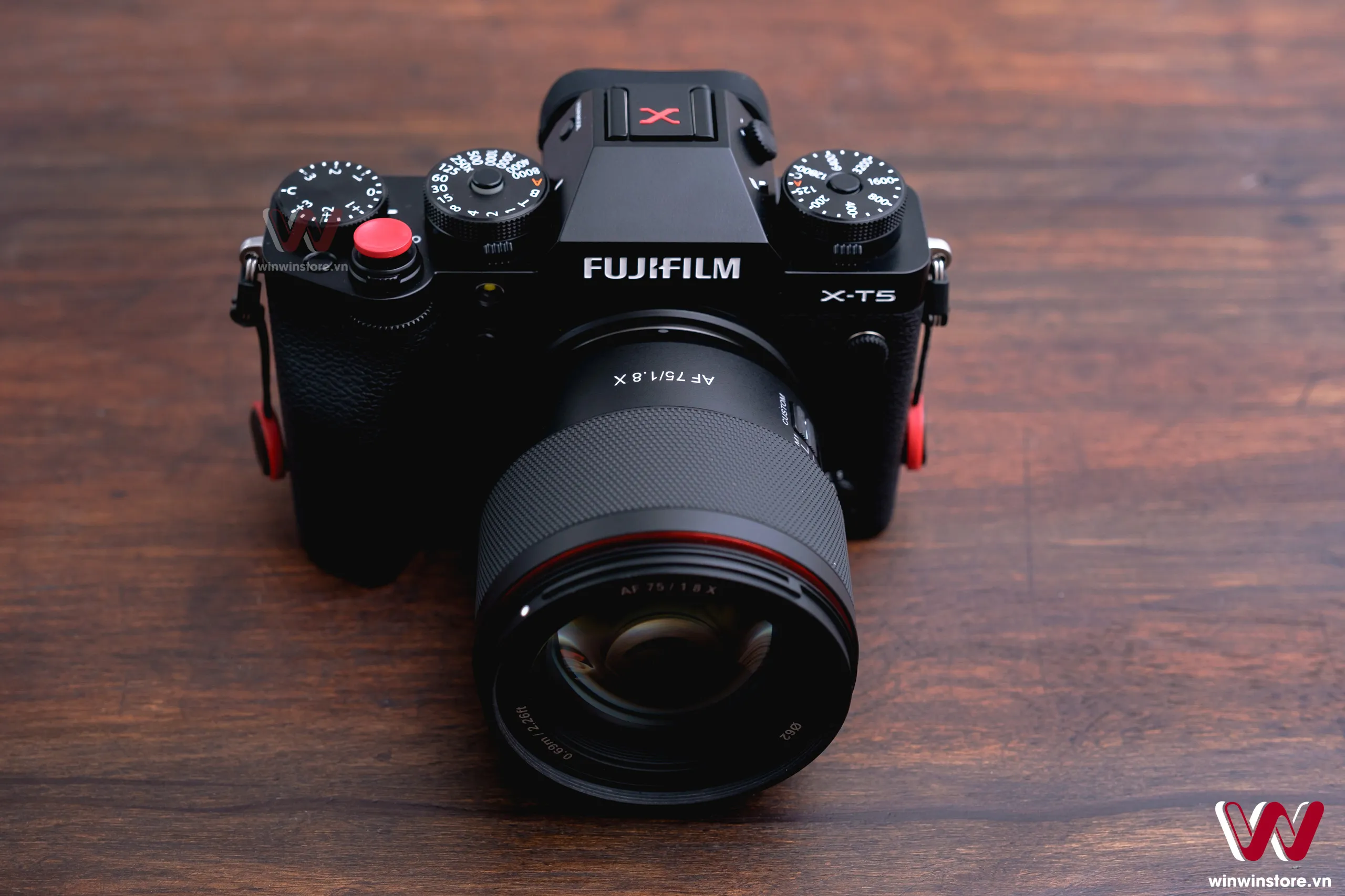 Trên tay ống kính Samyang 75mm F1.8 cho Fujifilm X: Gọn nhẹ, chống chịu thời tiết, giá 9.9 triệu
