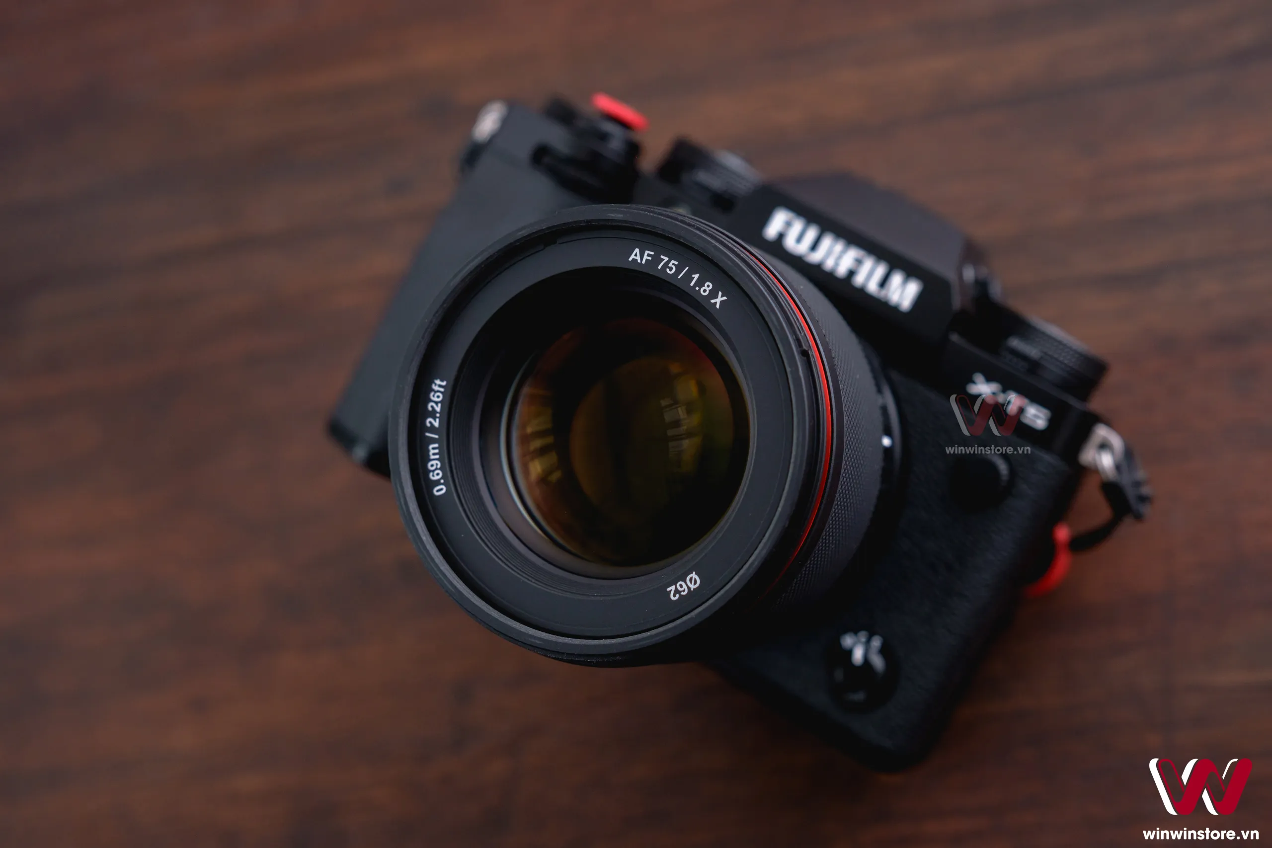 Trên tay ống kính Samyang 75mm F1.8 cho Fujifilm X: Gọn nhẹ, chống chịu thời tiết, giá 9.9 triệu