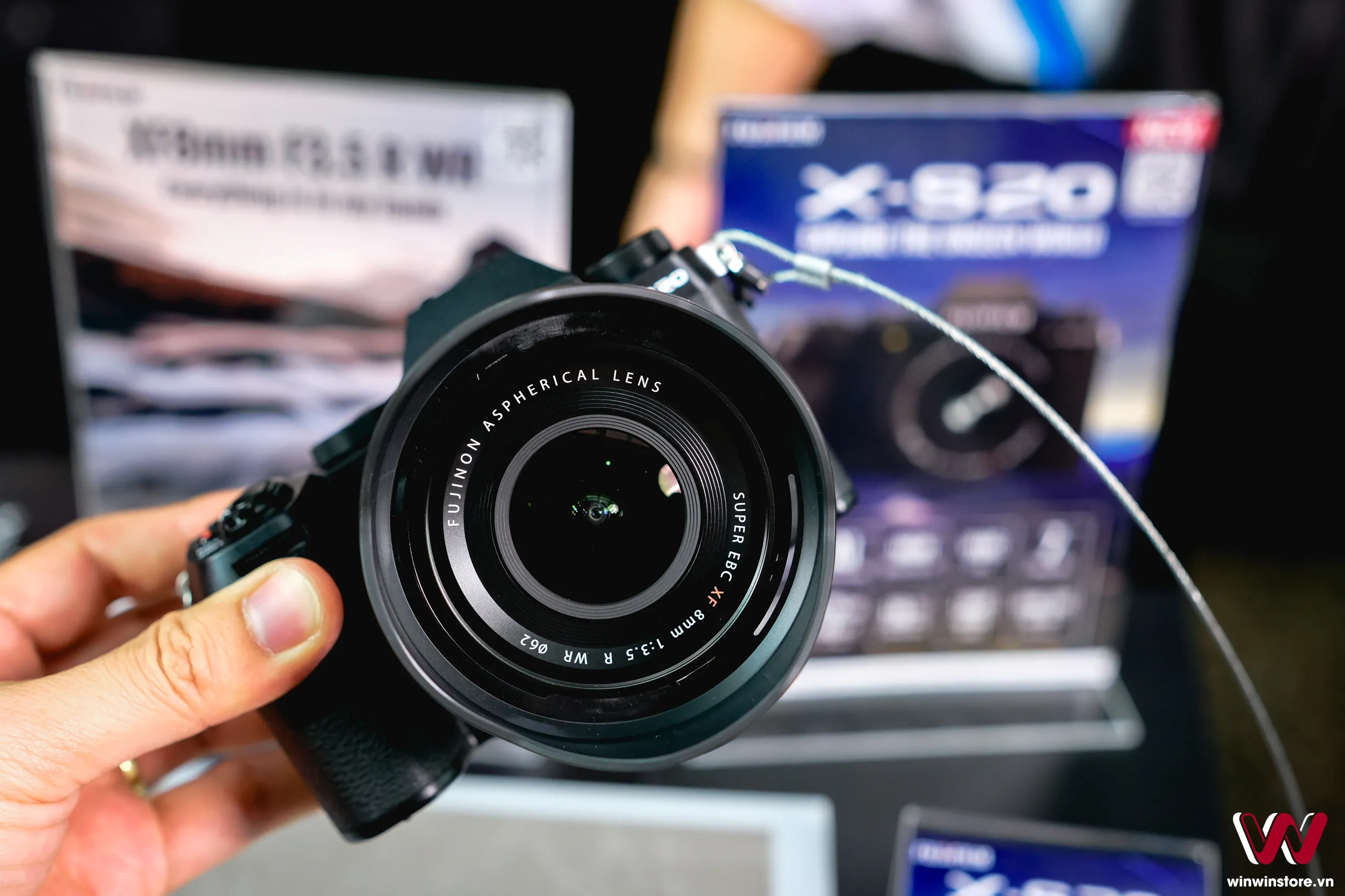 Trên tay nhanh ống kính Fujifilm XF 8mm F3.5 R WR: Nhỏ gọn, tiêu cự siêu rộng ấn tượng, giá 20 triệu