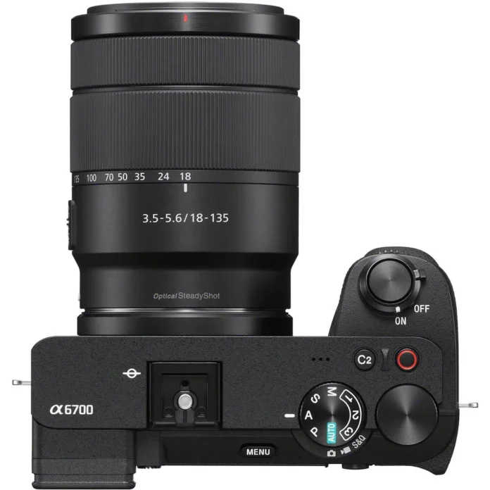 Máy ảnh Sony a6700 với ống kính 18-135mm
