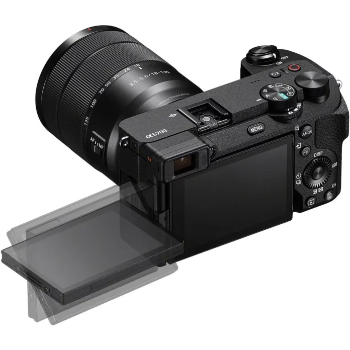 Máy ảnh Sony a6700 với ống kính 18-135mm