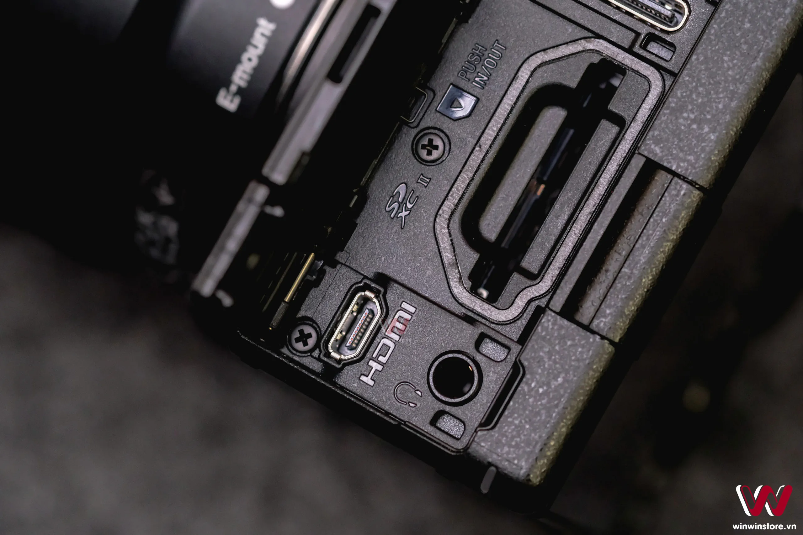 Trên tay Sony a6700: Ngoại hình quen thuộc, nâng cấp mạnh về cấu hình và hiệu năng