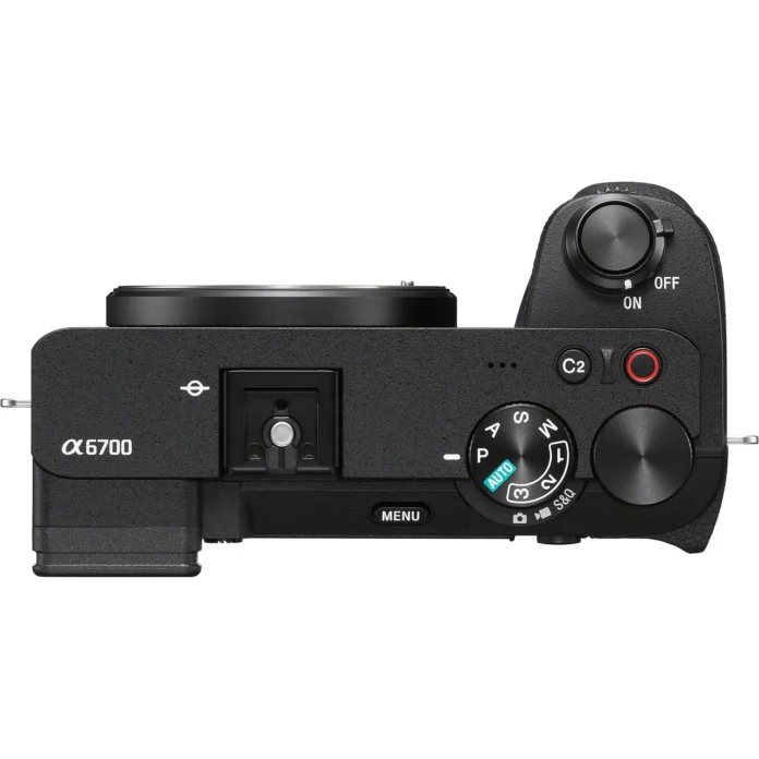 Máy ảnh Sony a6700 với ống kính 18-135mm
