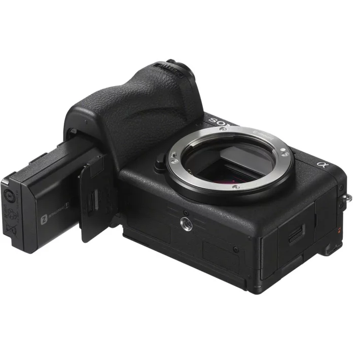 Máy ảnh Sony a6700 với ống kính 18-135mm