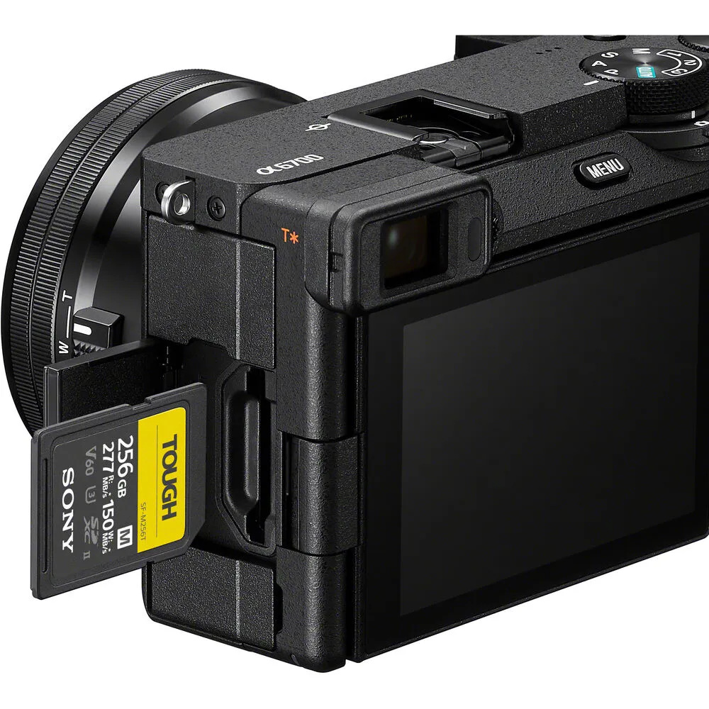 Máy ảnh Sony a6700 với ống kính 18-135mm
