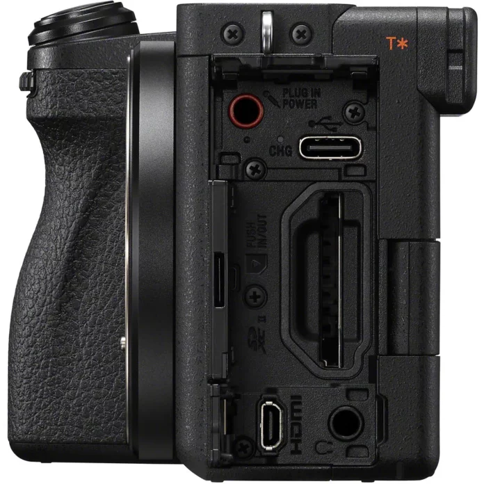 Máy ảnh Sony a6700 với ống kính 18-135mm