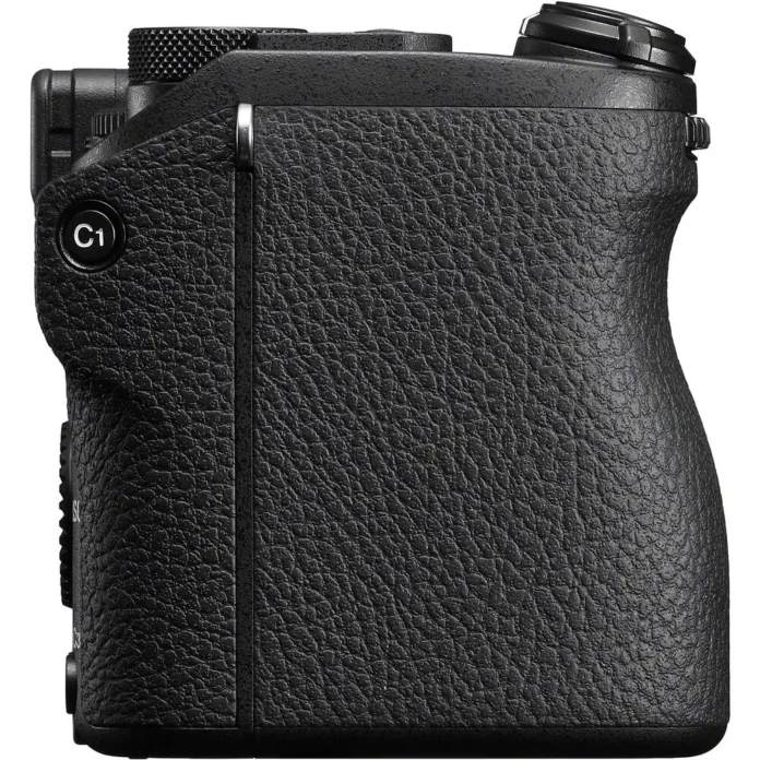 Máy ảnh Sony a6700 với ống kính 18-135mm