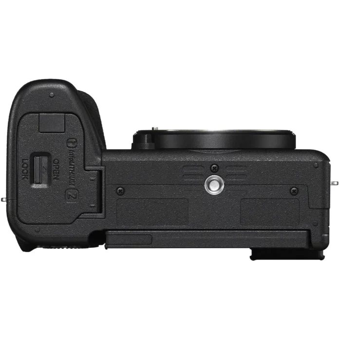 Máy ảnh Sony a6700 với ống kính 18-135mm