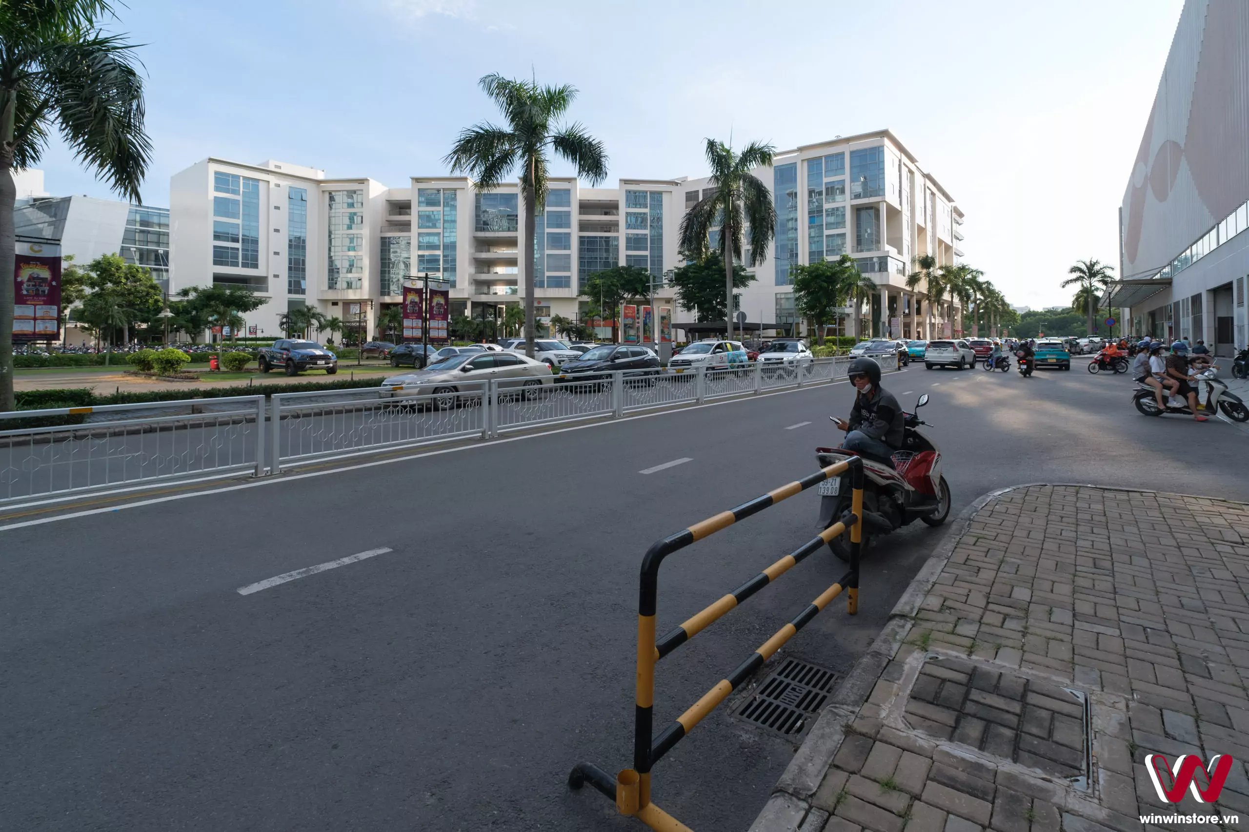 Trên tay ống kính Sigma 10-18mm F2.8 DC DN cho Fujifilm X