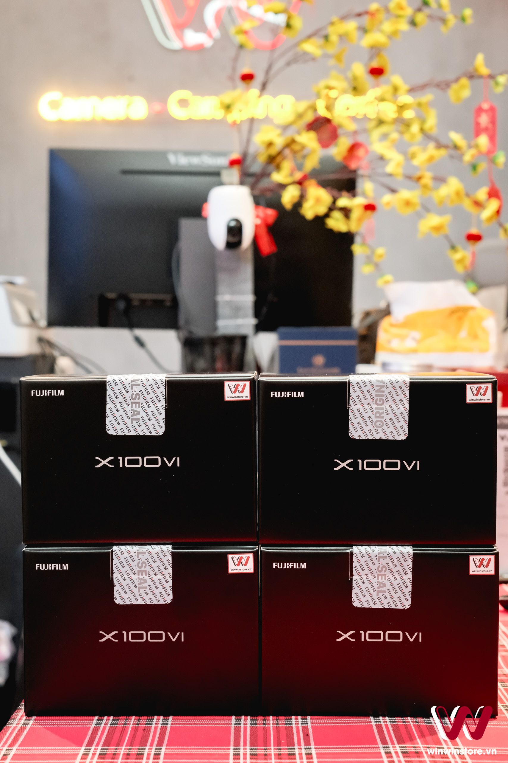 Khách hàng đầu tiên nhận Fujifilm X100VI tại WinWinStore