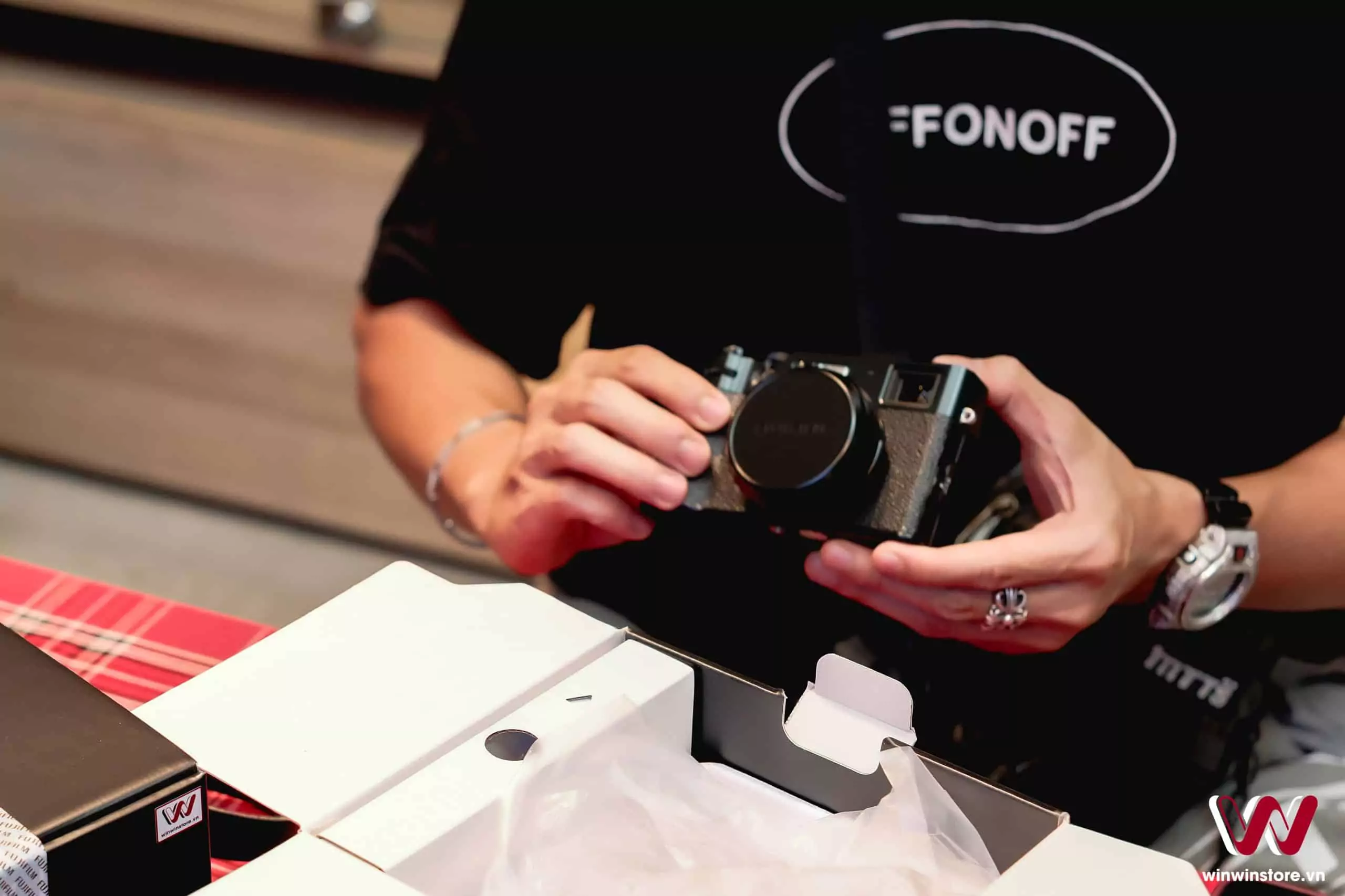 Khách hàng đầu tiên nhận Fujifilm X100VI tại WinWinStore