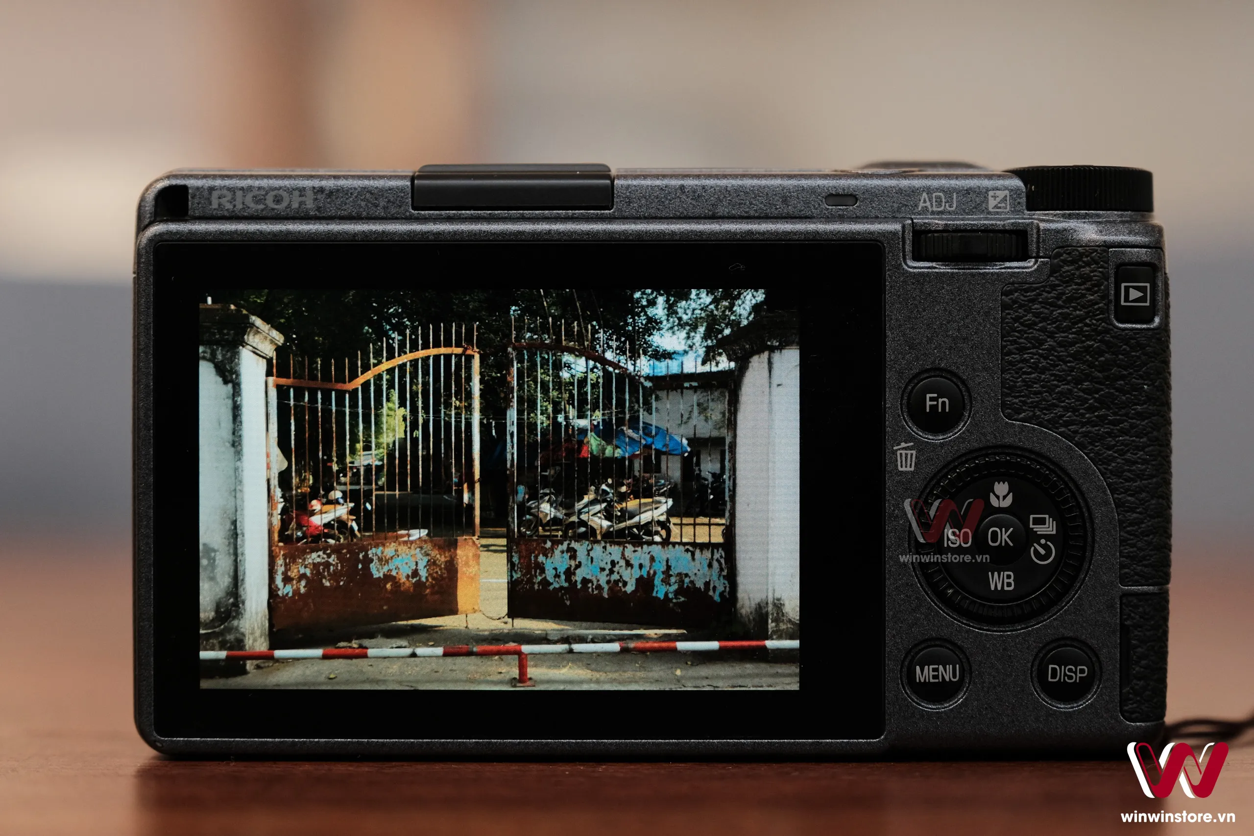 Ricoh GR III và Fujifilm X100VI cháy hàng - xu hướng máy ảnh compact đang trở lại mạnh mẽ hơn!