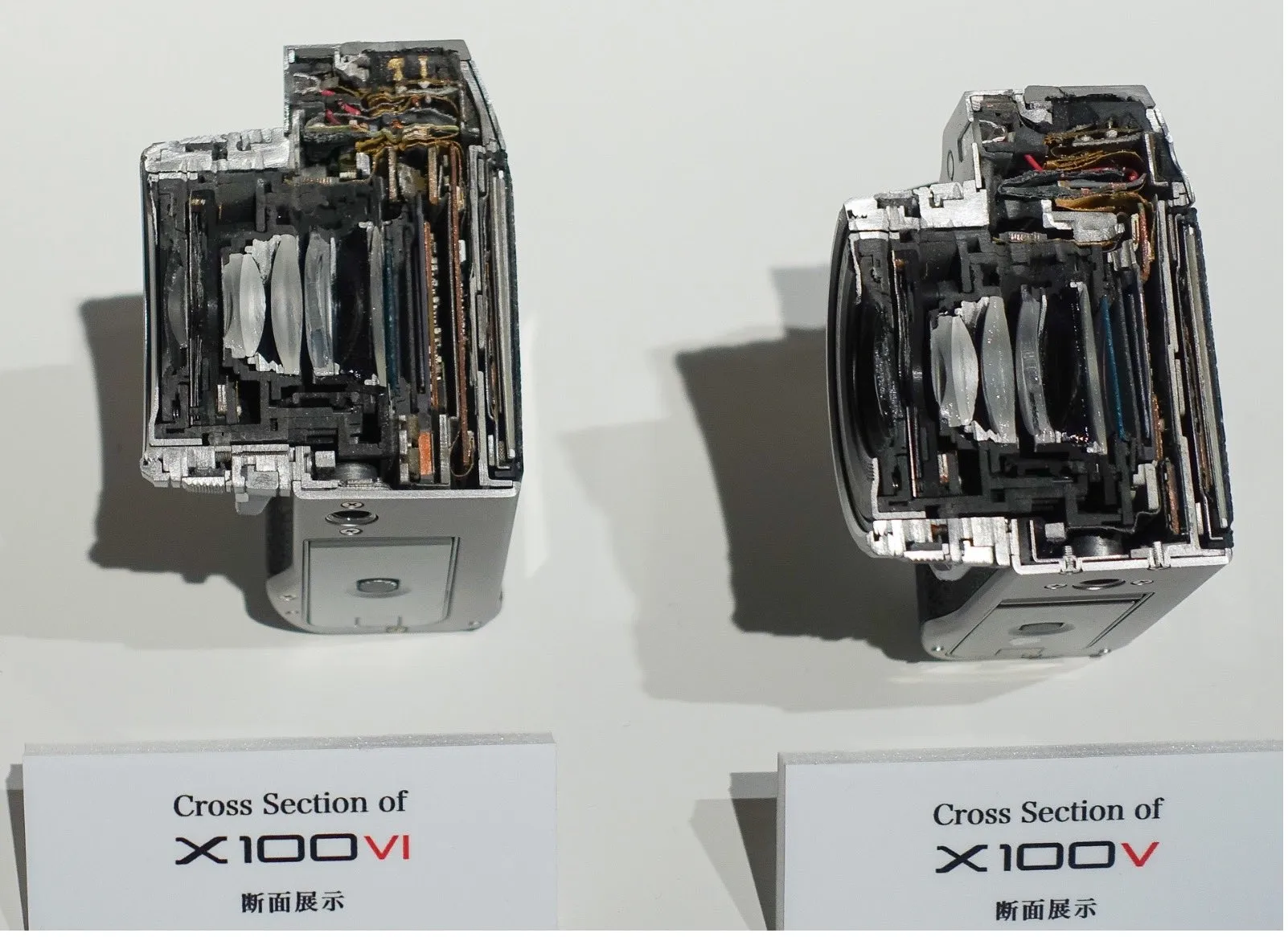 So sánh kích thước và thiết kế bên trong Fujifilm X100VI với X100V thông qua loạt ảnh cắt đôi thiết bị