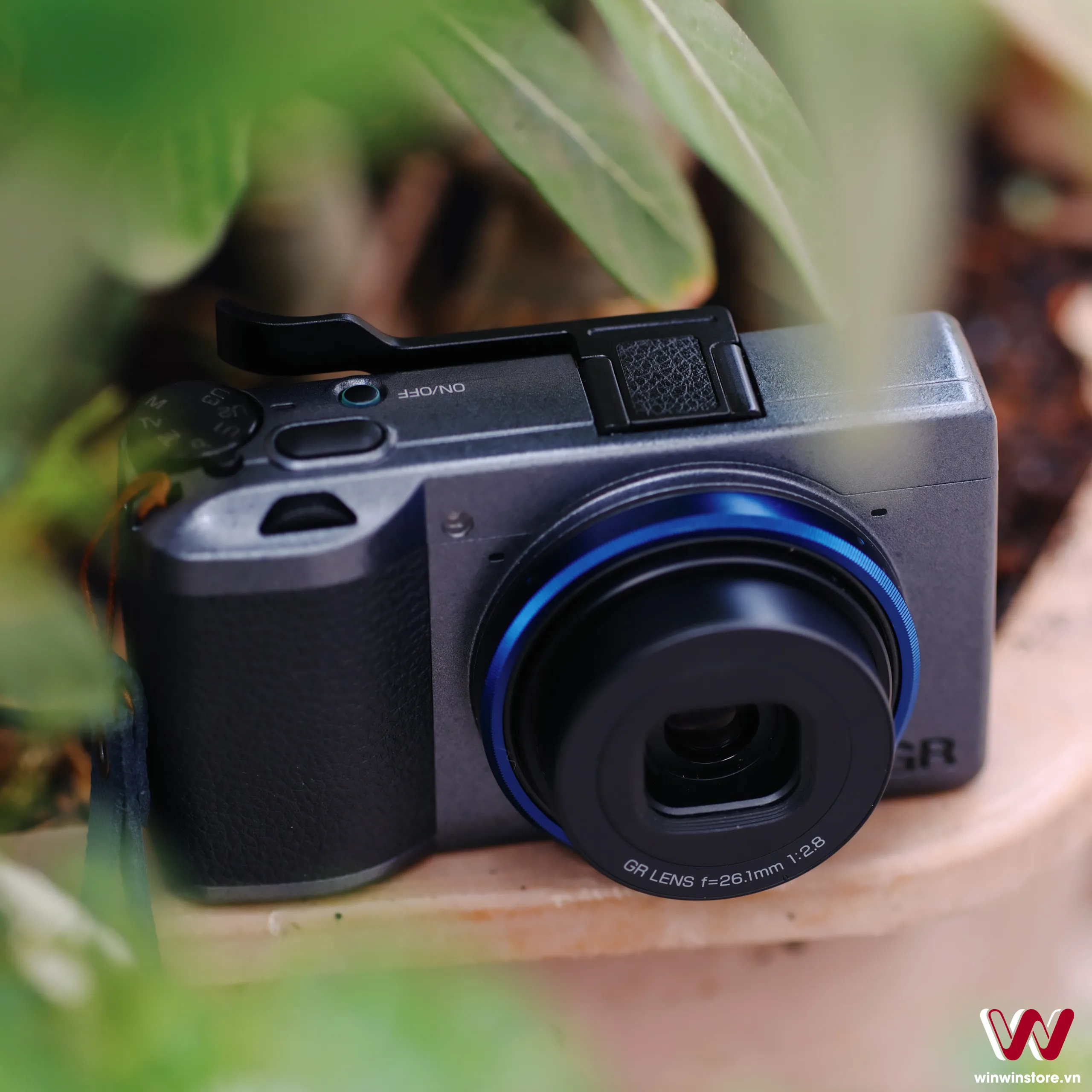 Ricoh GR III và Fujifilm X100VI cháy hàng - xu hướng máy ảnh compact đang trở lại mạnh mẽ hơn!