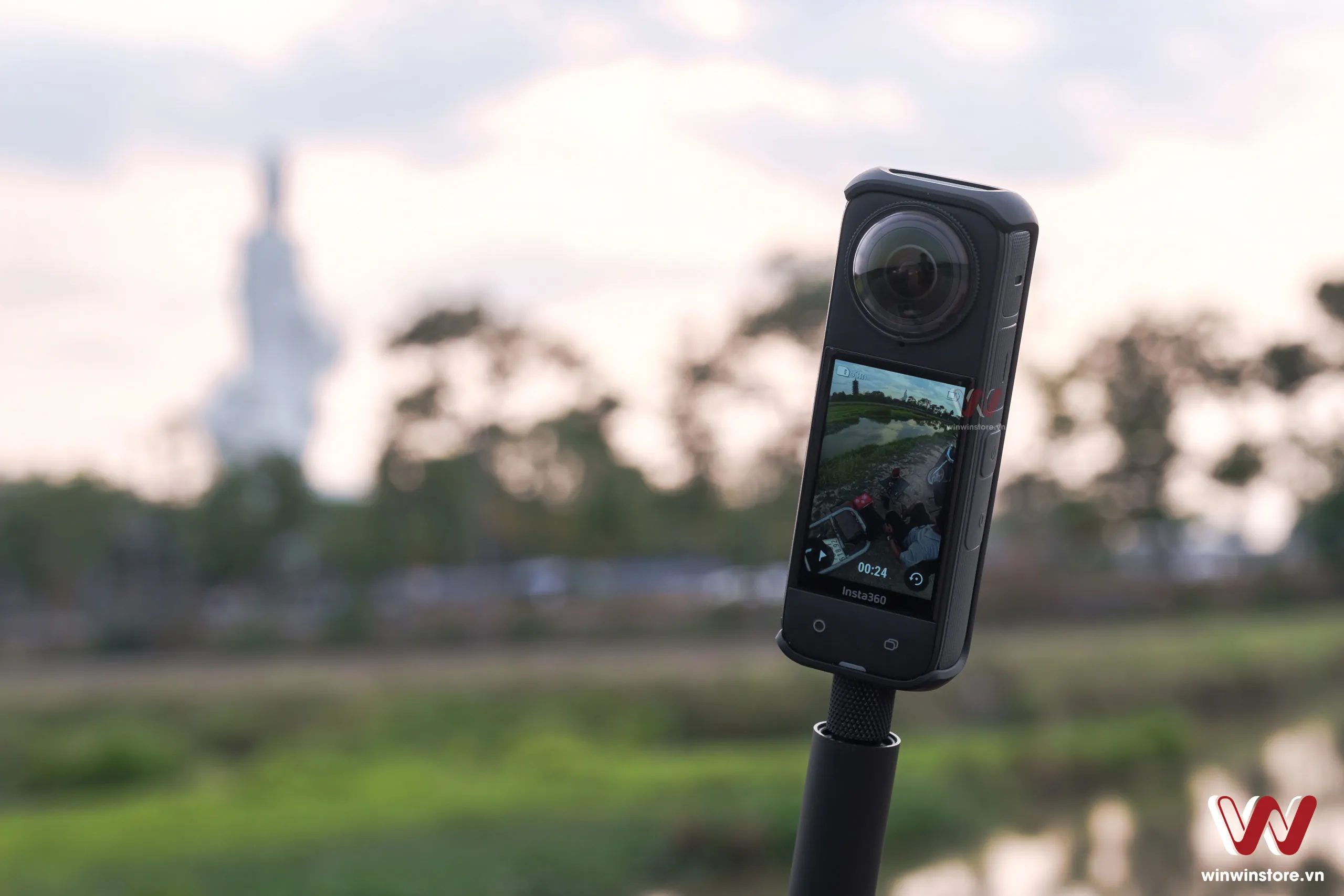 Trên tay Insta360 X4: Nâng cấp quay 8K, nhiều phụ kiện hữu ích tặng kèm sẵn