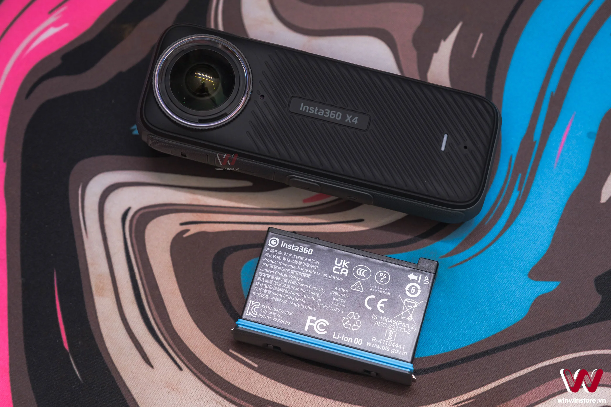 Trên tay Insta360 X4: Nâng cấp quay 8K, nhiều phụ kiện hữu ích tặng kèm sẵn