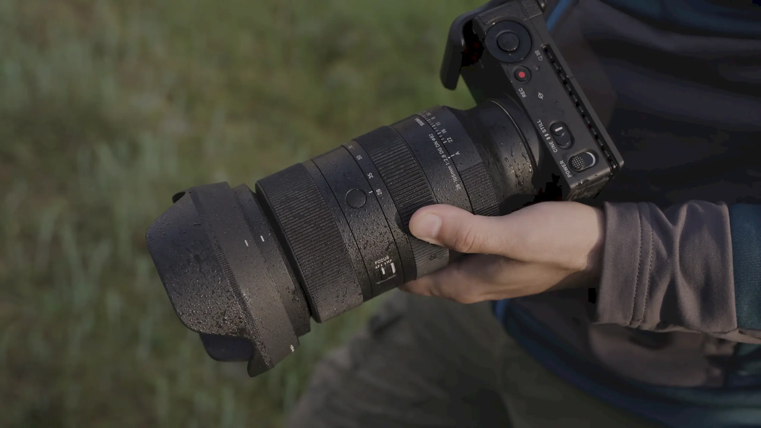 28 105 28 dgdn a024 lens feature dap