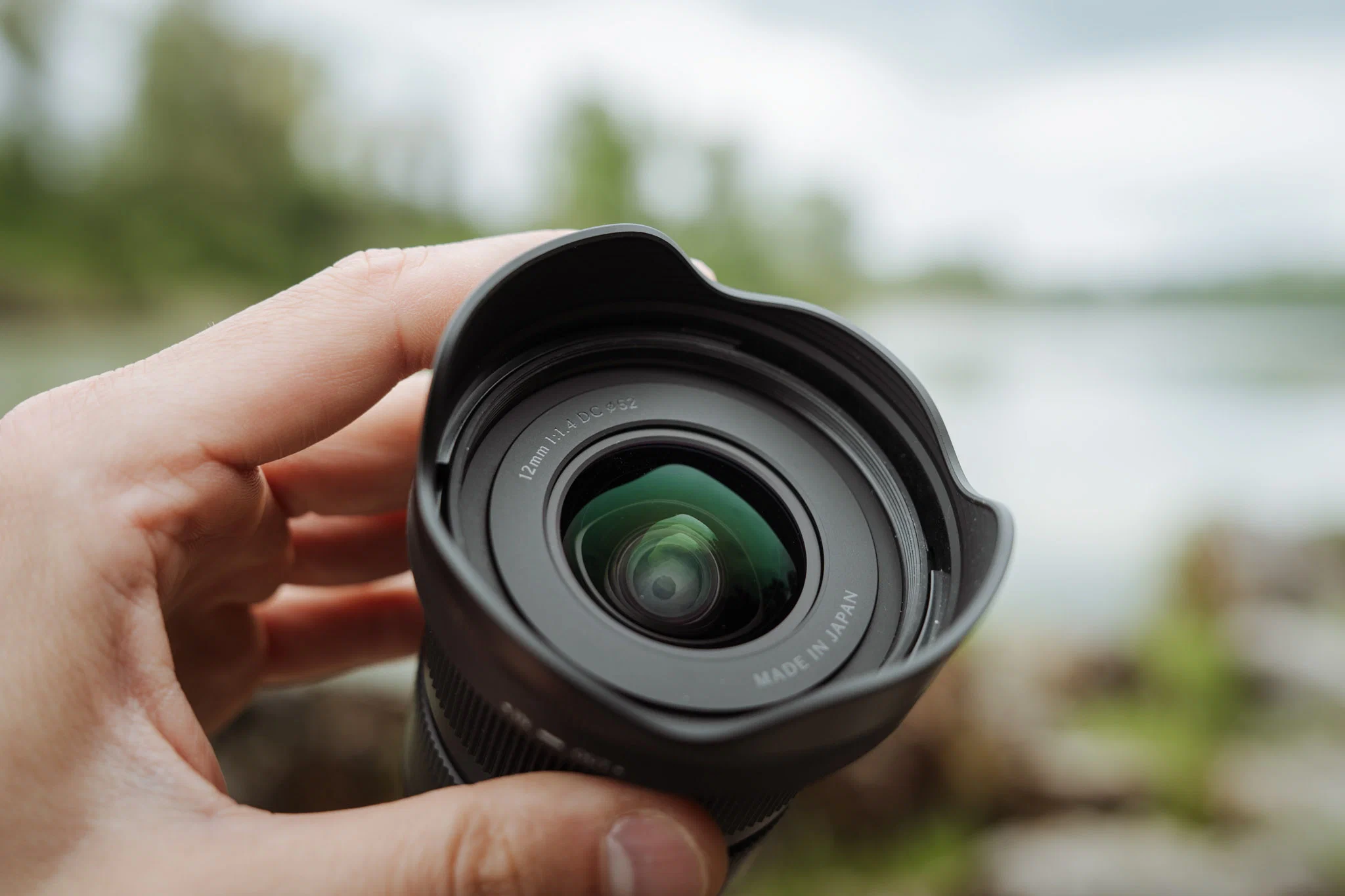 16 sigma 12mm f1 4 dc contemporary ra mat 23 Sigma 12mm F1.4 DC DN (C) Fujifilm X – chống bụi, chống văng nước