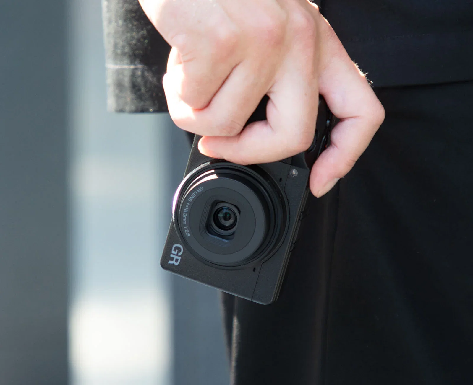 Ricoh GR IV chụp đường phố – máy ảnh compact APS-C 28 mm