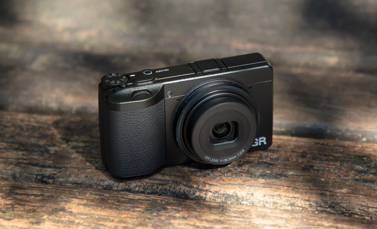 Ricoh GR IV compact APS-C 25.7 MP chụp đường phố