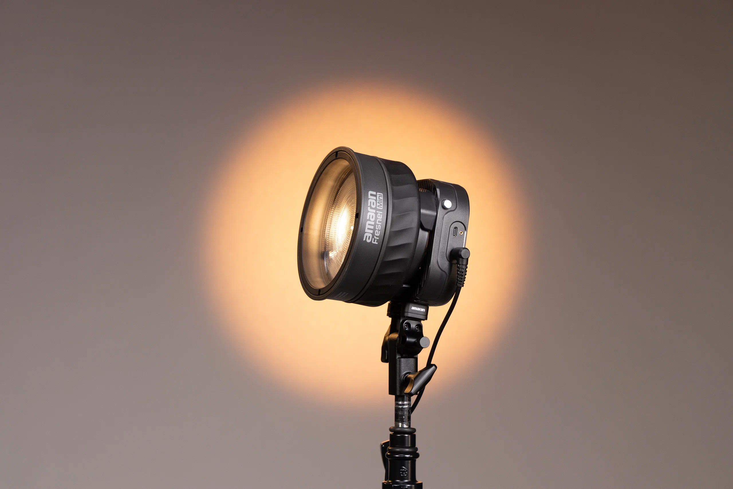 Amaran Halo 100x trong setup quay nhỏ