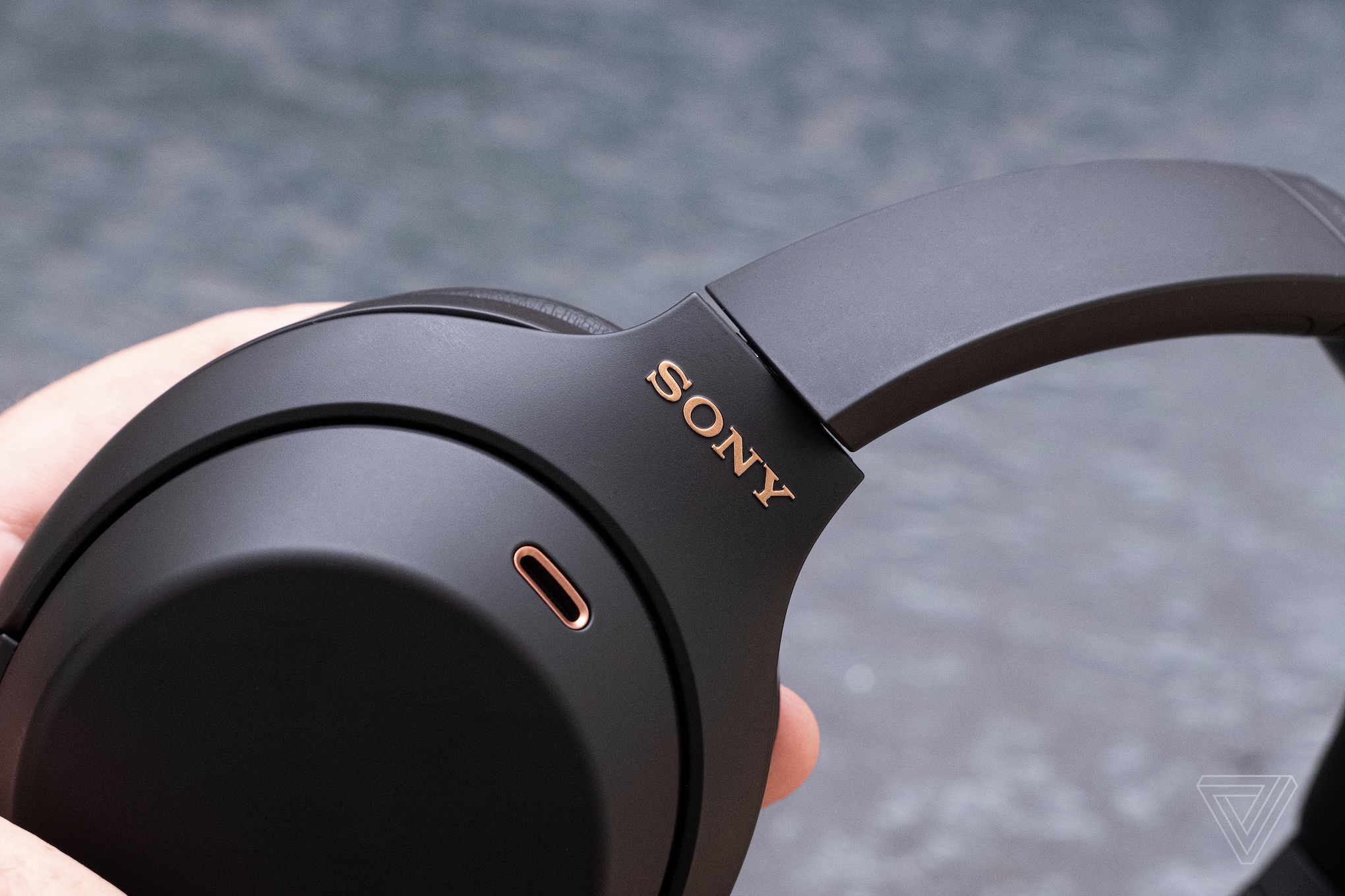 Sony ra mắt tai nghe không dây chống ồn chủ động WH-1000XM4, tiếp tục cải tiến trên những cái tốt nhất