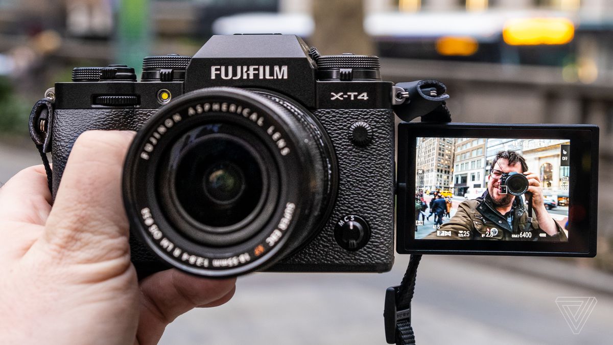 Fujifilm Chính Thức ra mắt Siêu Phẩm X-T4 với Chống Rung thân máy và màn hình lật 180 độ.