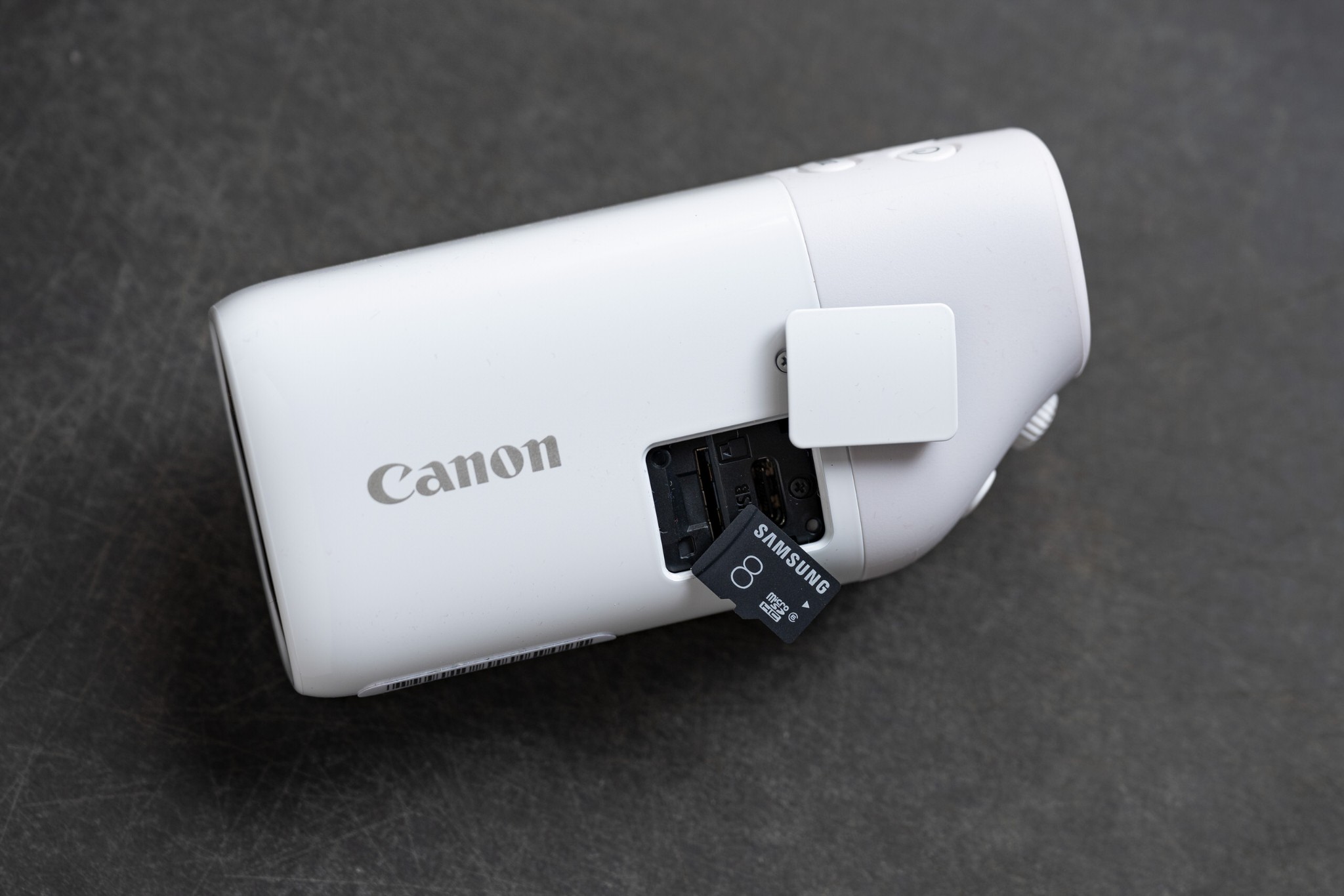 Canon ra mắt máy ảnh PowerShot Zoom nhỏ gọn như ống nhòm và có khả năng zoom tới 400mm