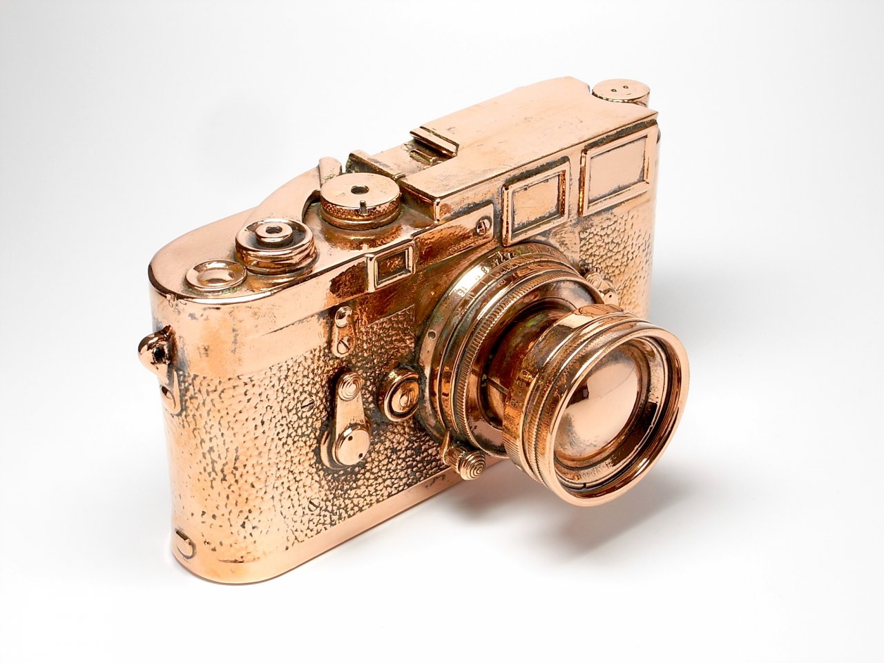 Những chiếc máy ảnh Leica mạ đồng dù không hoạt động nhưng vẫn bán được với giá hơn 1000 USD