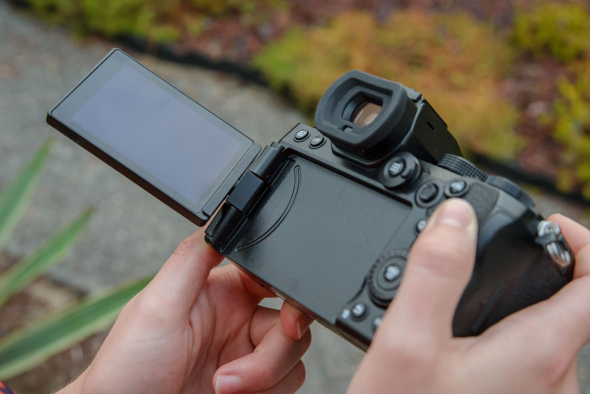 Máy ảnh Panasonic Lumix S5 ra mắt, cảm biến full frame 24MP, chống rung 5 trục, quay 4K60p, giá 2000 USD