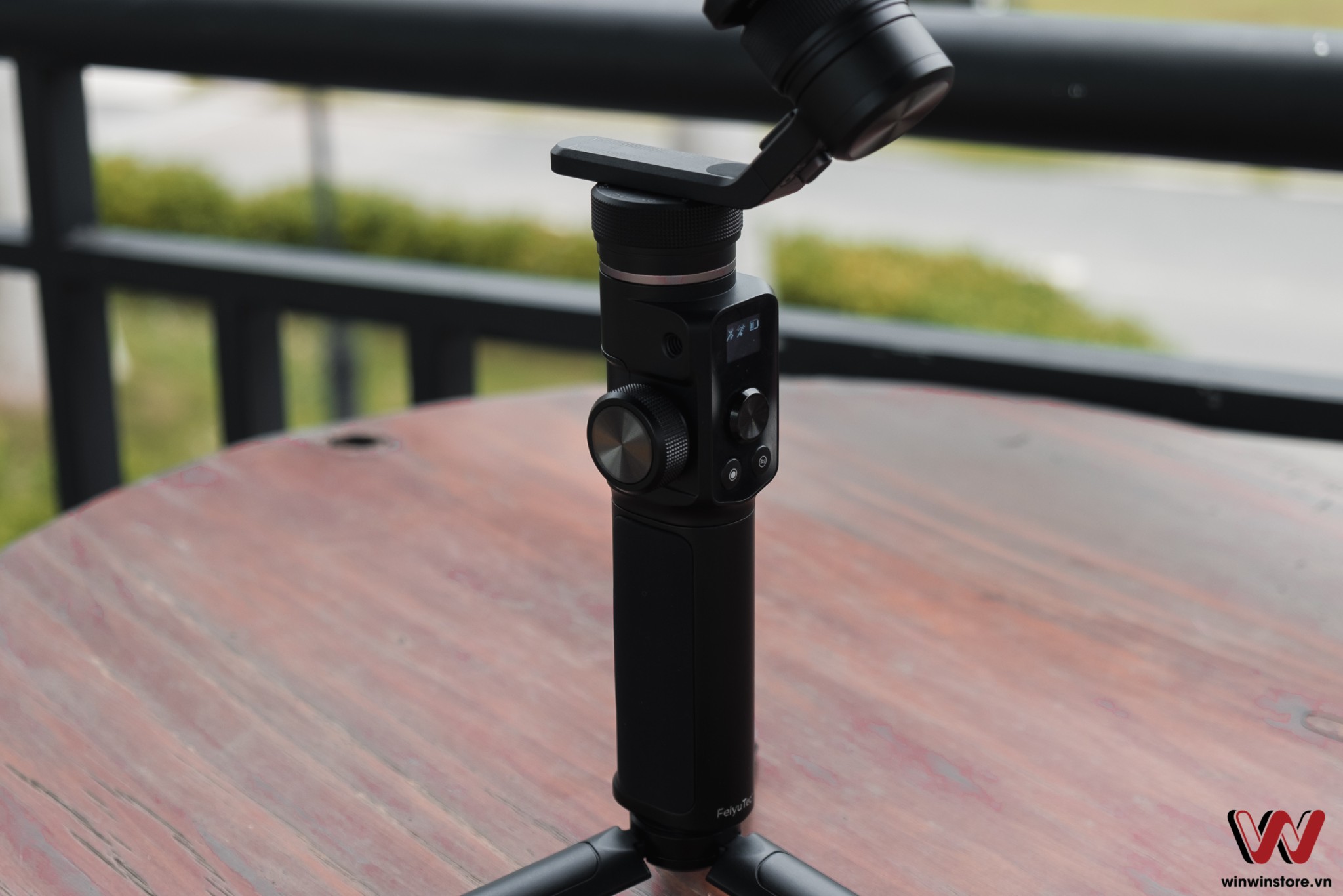 Trên tay gimbal FeiyuTech G6 Max: Nhỏ gọn và đa năng dùng được cho máy ảnh và điện thoại