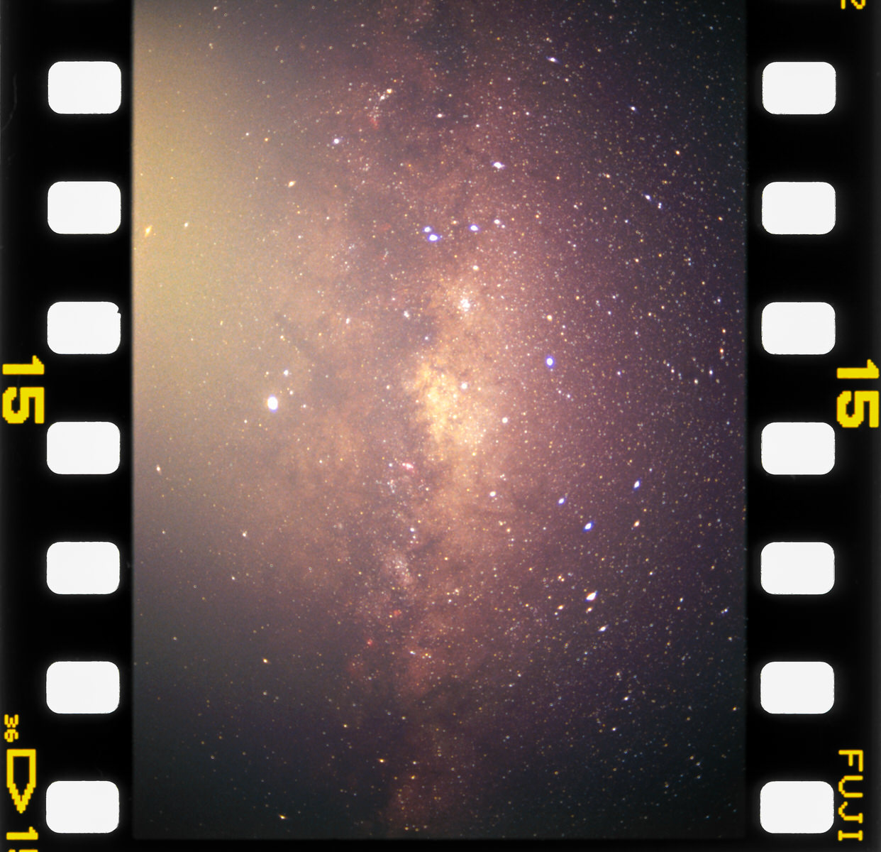 Nhiếp ảnh gia chia sẻ bộ ảnh chụp ảnh Milky Way bằng máy ảnh film medium format