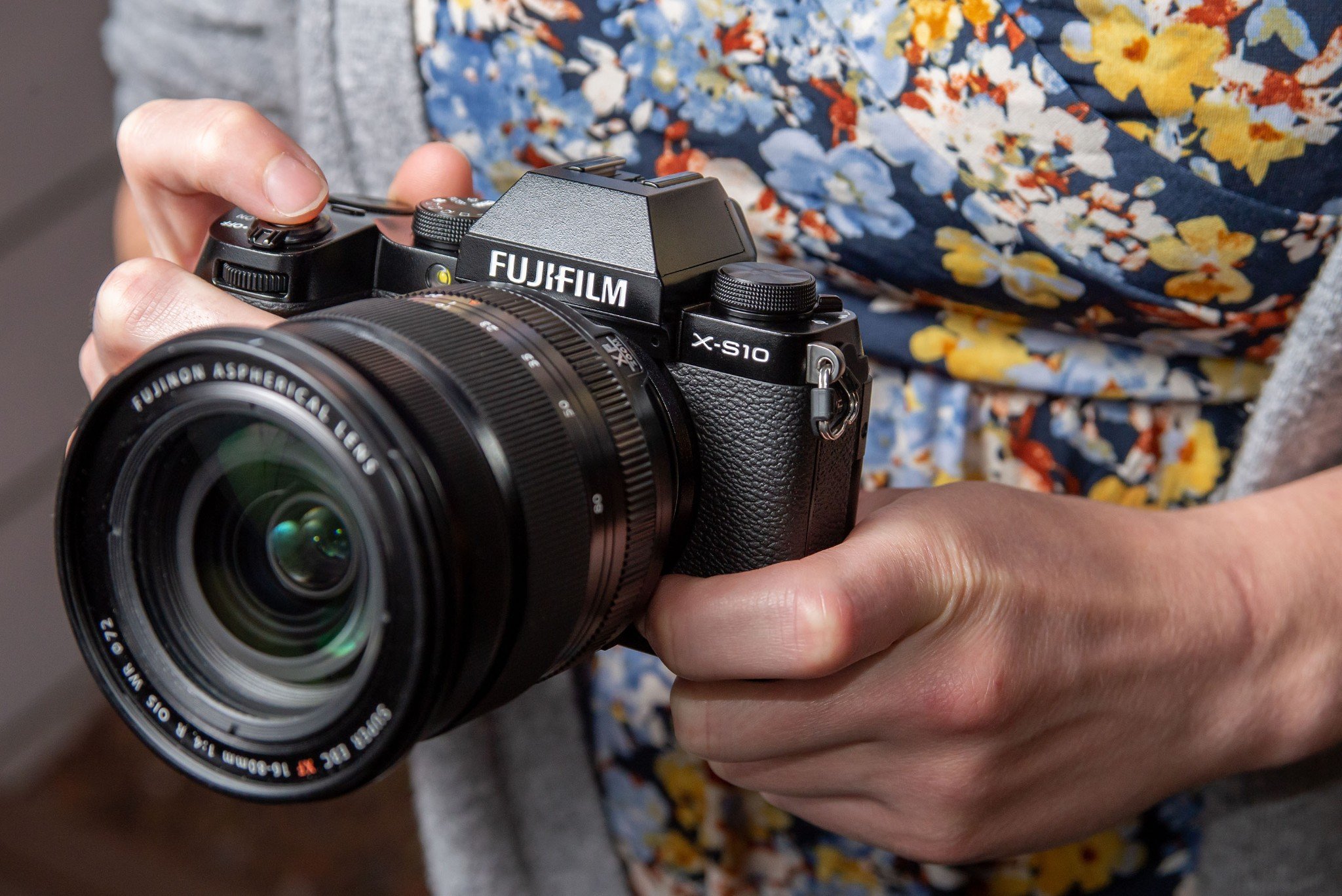 Fujifilm X-S10 ra mắt, cảm biến 26.1MP, chống rung thân máy 6-stop tương đương Fujifilm X-T4