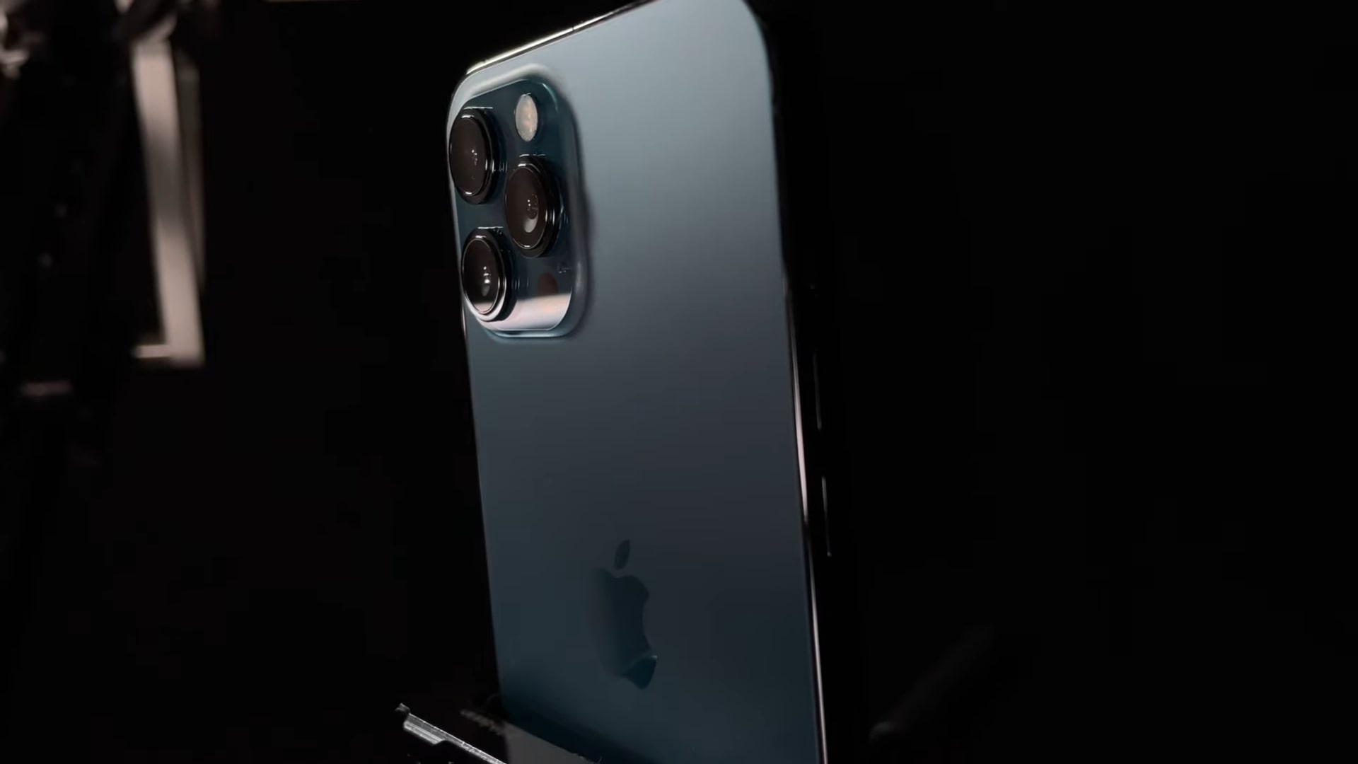 Apple đăng video Dark Universe mới được quay bằng iPhone 12 Pro