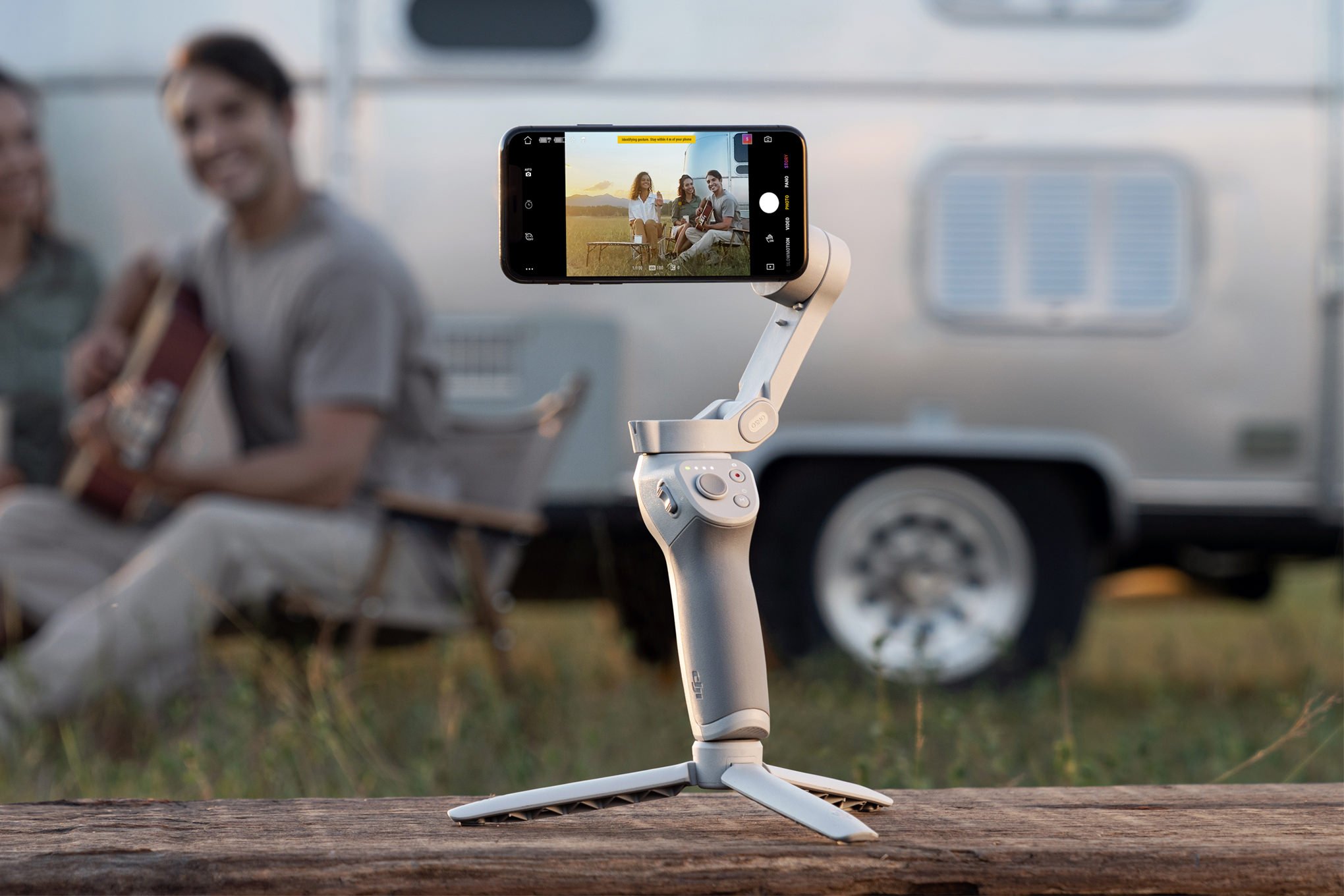 DJI ra mắt gimbal Osmo Mobile 4 mới với ngàm gắn nam châm tiện lợi, giá 3.5 triệu