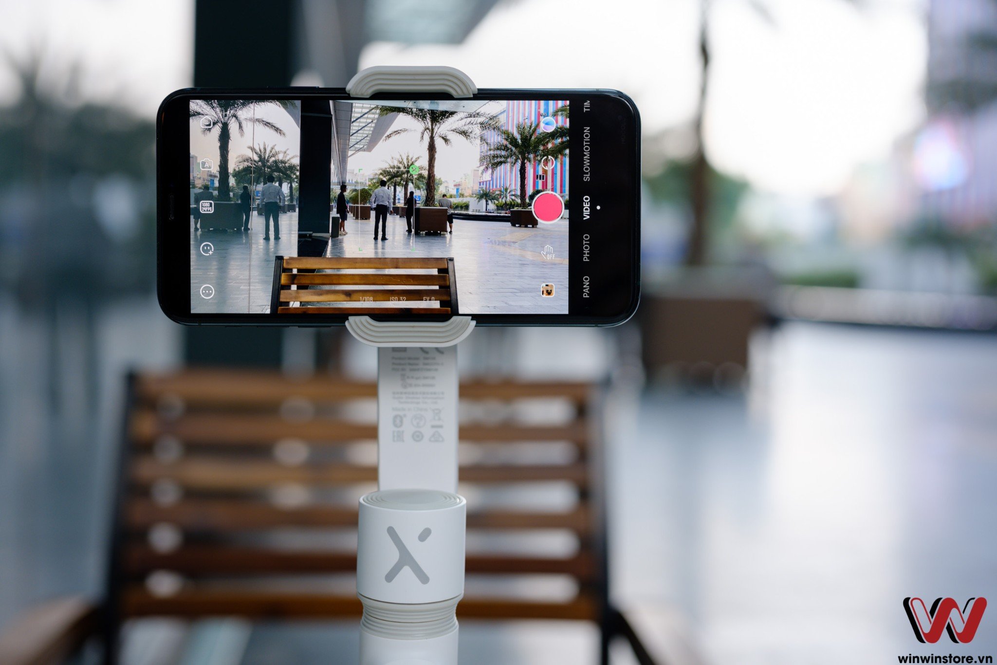 Trên tay tay cầm chống rung cho smartphone Zhiyun Smooth X, có thể gấp gọn, giá 1,190,000 VND