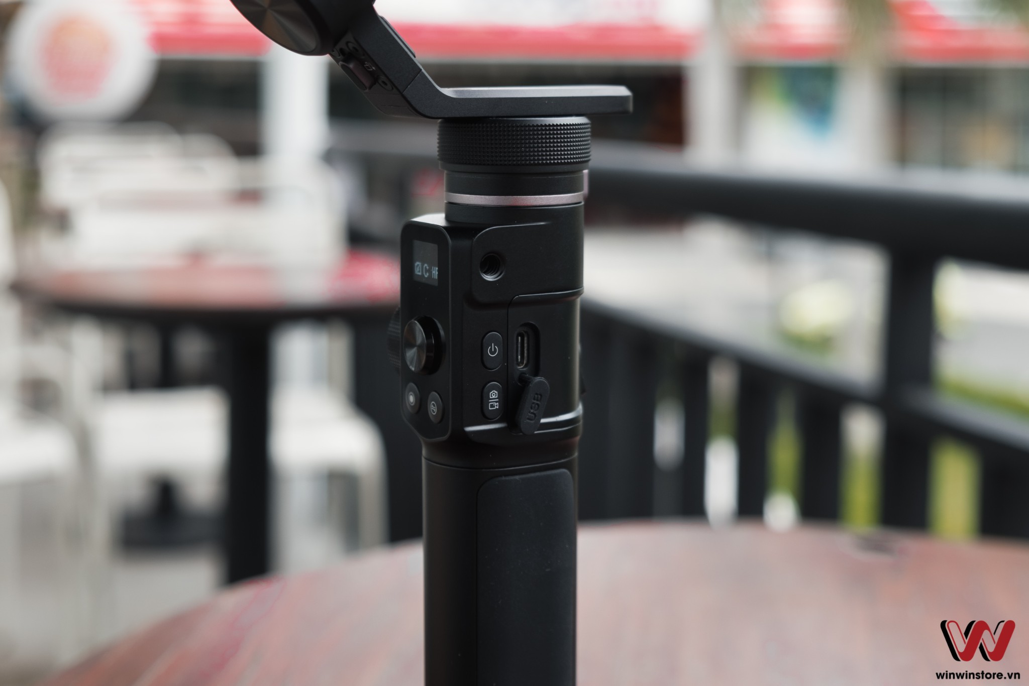 Trên tay gimbal FeiyuTech G6 Max: Nhỏ gọn và đa năng dùng được cho máy ảnh và điện thoại