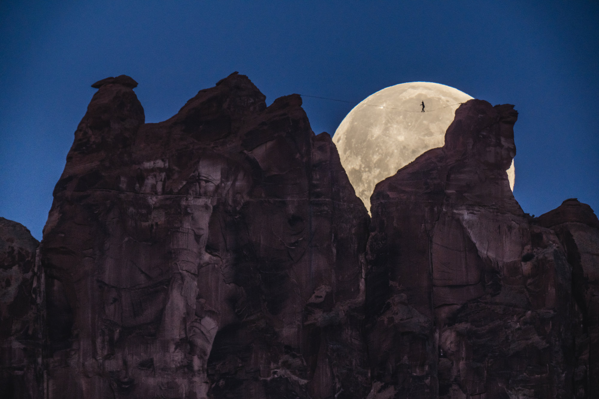 Bộ ảnh đi dây trên cao cùng với Mặt Trăng: “...như có tầm nhìn đêm với a7S III” từ NAG Renan Ozturk