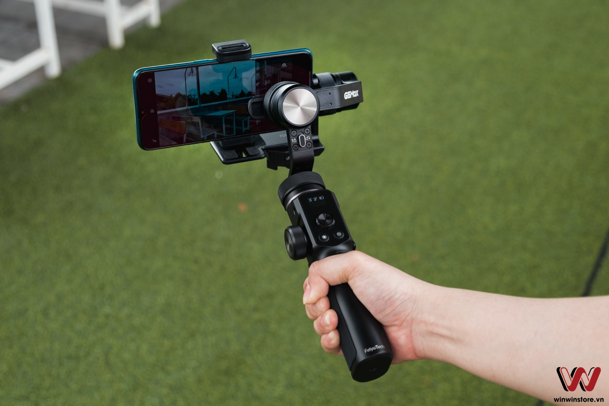 Trên tay gimbal FeiyuTech G6 Max: Nhỏ gọn và đa năng dùng được cho máy ảnh và điện thoại